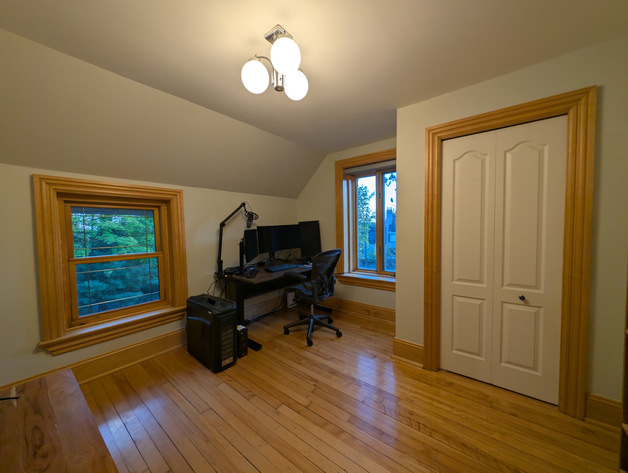 Flexible bedroom or home office